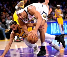 爱游戏体育-关于詹姆斯巅峰对决，凯恩与90激战湖人分钟，战术调整胜负难料！的信息